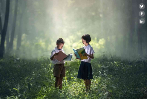 Foto Dua Anak Sedang Membaca Buku